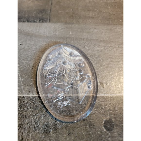 Opening gifts Teddy bear tree acrylic ornament xmas - Picture 2 of 4